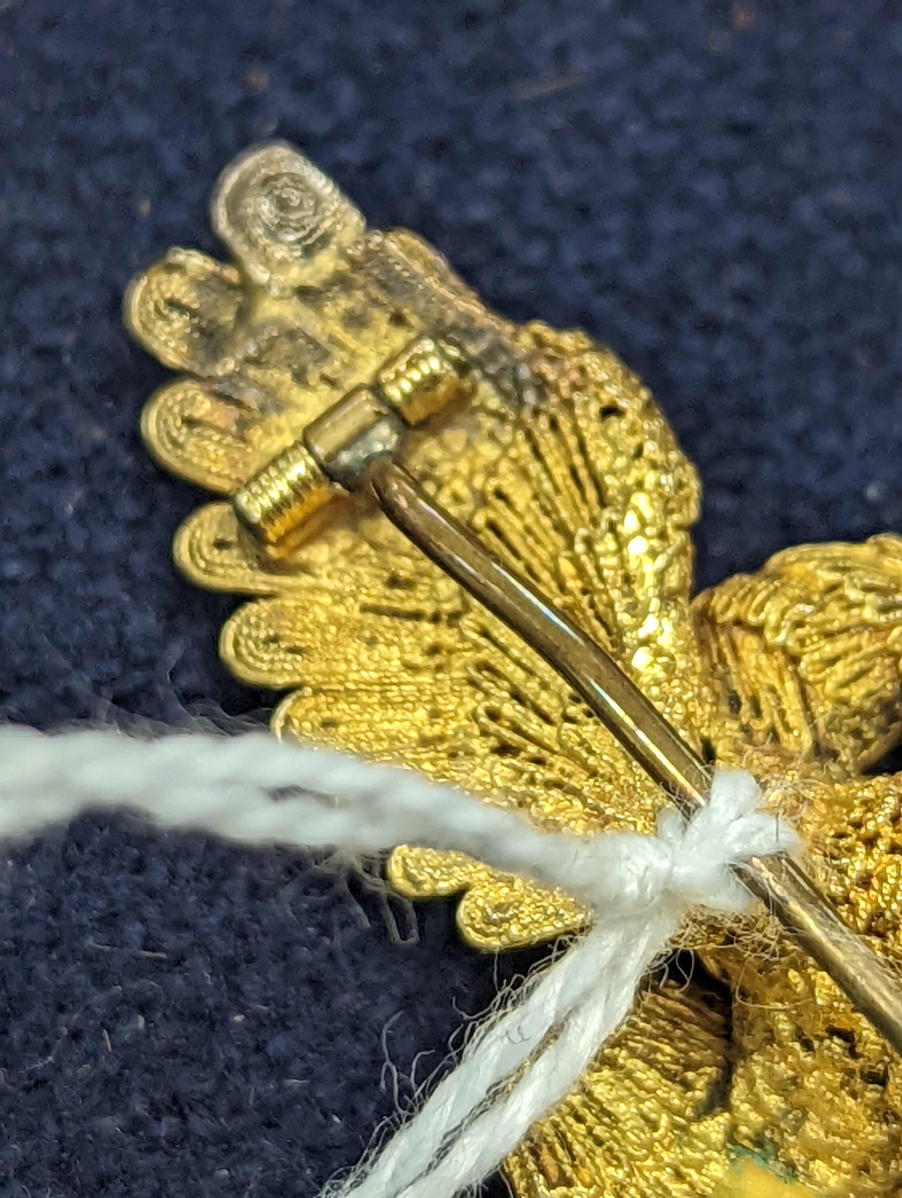 A Chinese filigree yellow metal eagle brooch, stamped 'WS 20 (with character marks)', 36mm, gross 6.5 grams.